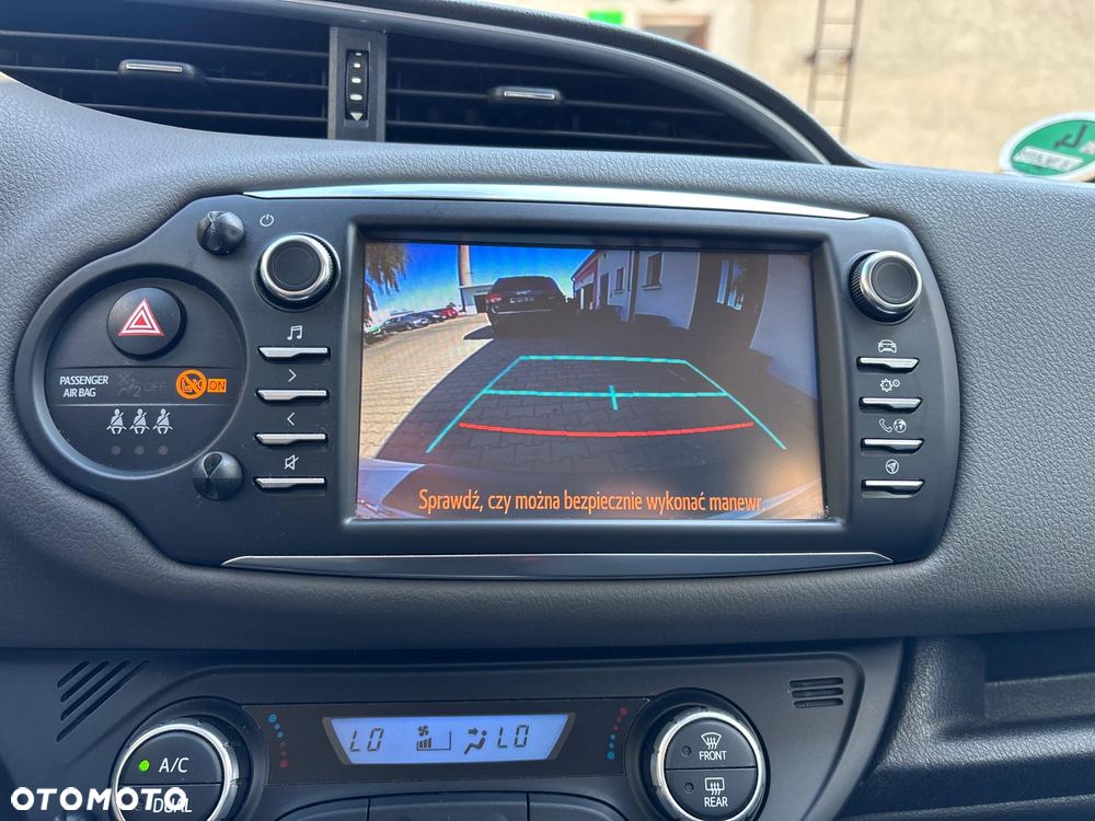 Toyota Yaris Hybrid 100 Premium - 22