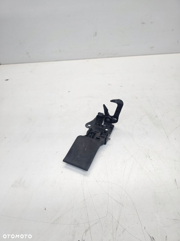 ZAMEK MASKI RYGIEL AUDI Q3 8U 8U0823480B - 1
