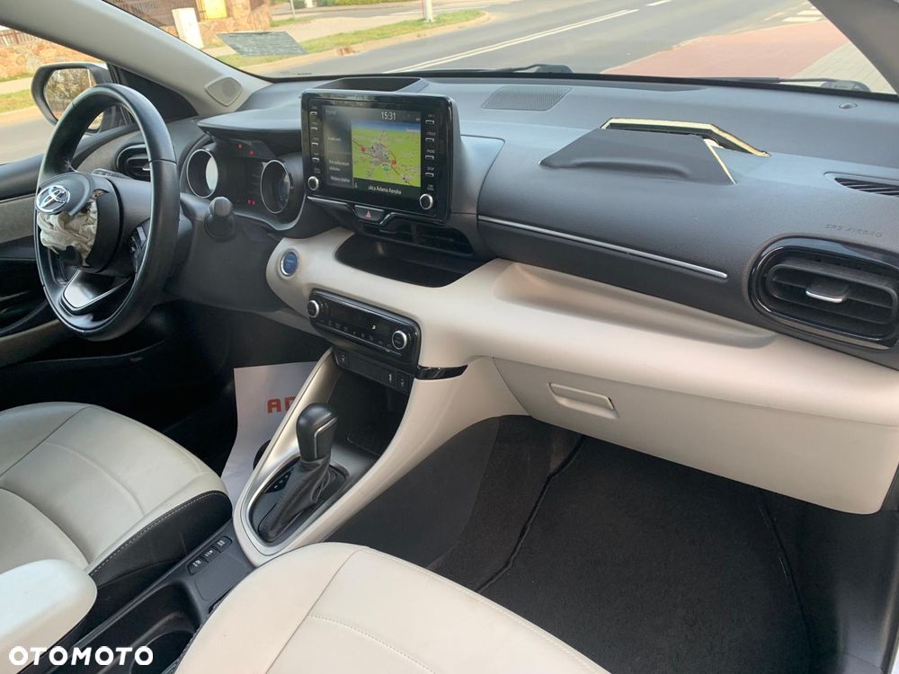 Toyota Yaris Hybrid 100 Selection Platinum - 33