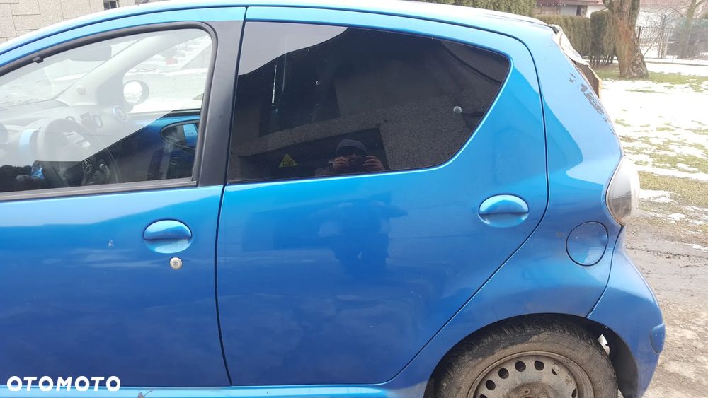 DRZWI LEWY TYŁ TOYOTA AYGO I LIFT 5D 12-14 LAK. 8U7