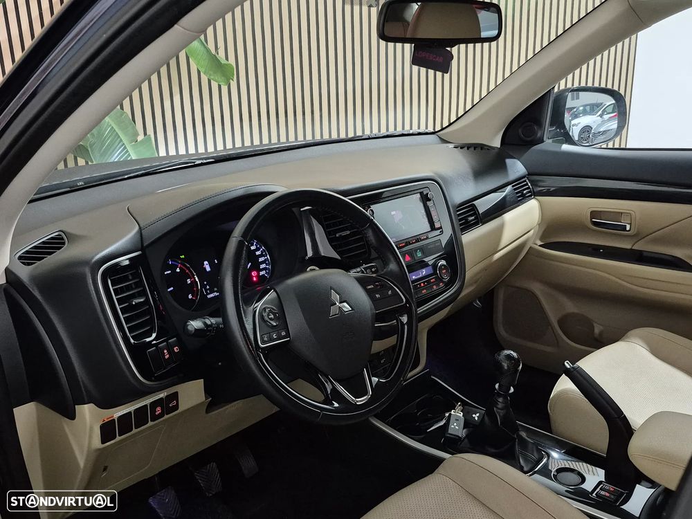 Mitsubishi Outlander 2.2 DI-D Instyle Navi - 23