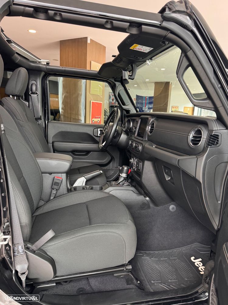 Jeep Wrangler - 12
