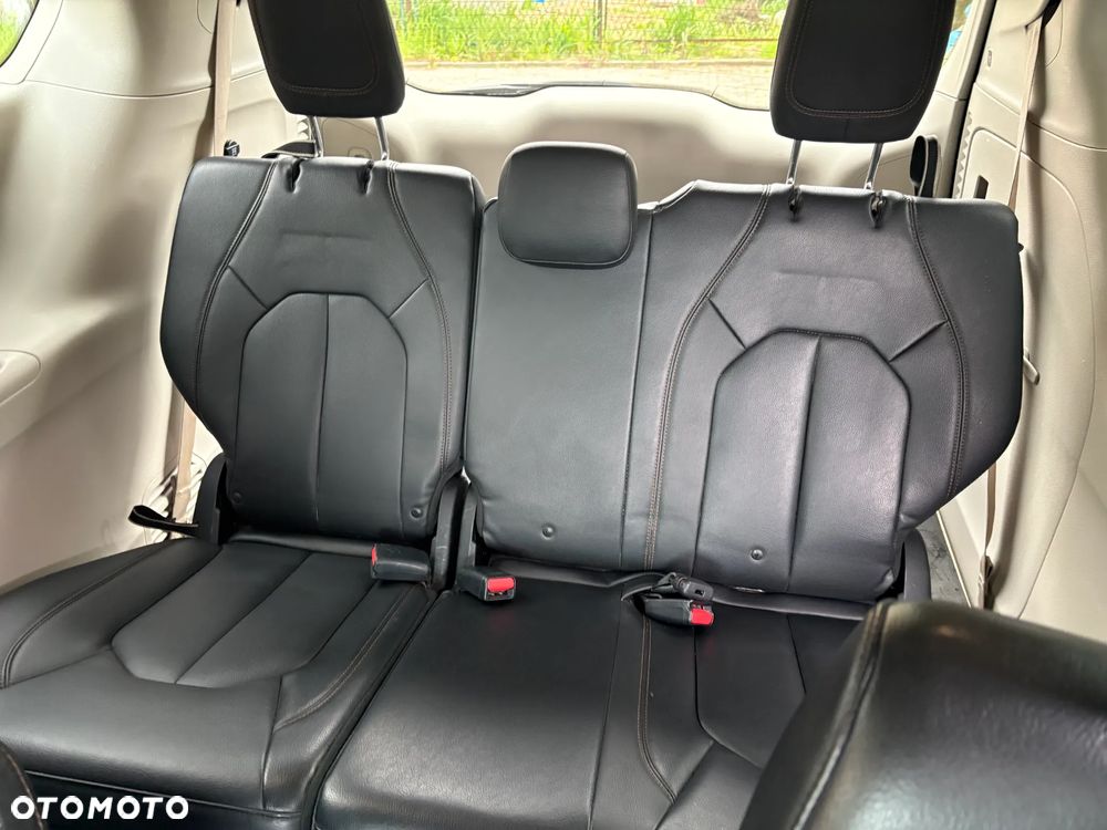 Chrysler Pacifica - 11