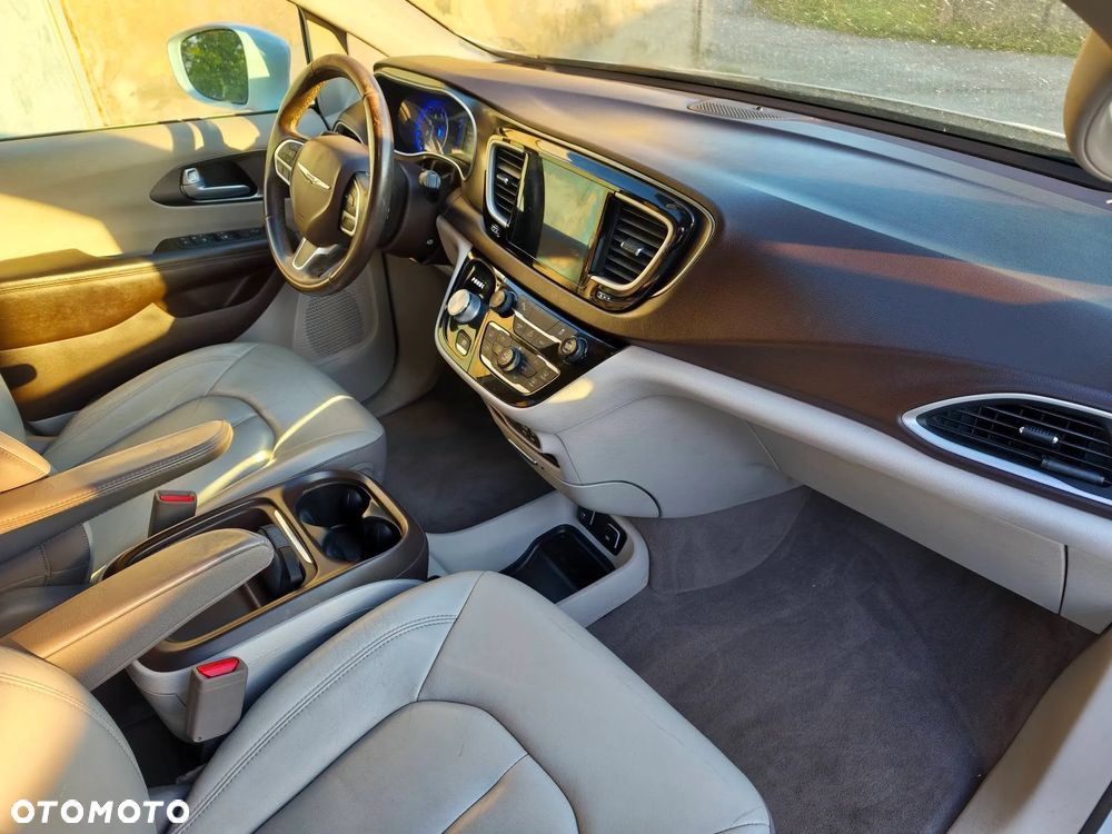 Chrysler Pacifica - 5