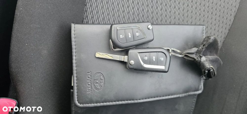 Toyota Avensis 1.8 Premium - 22