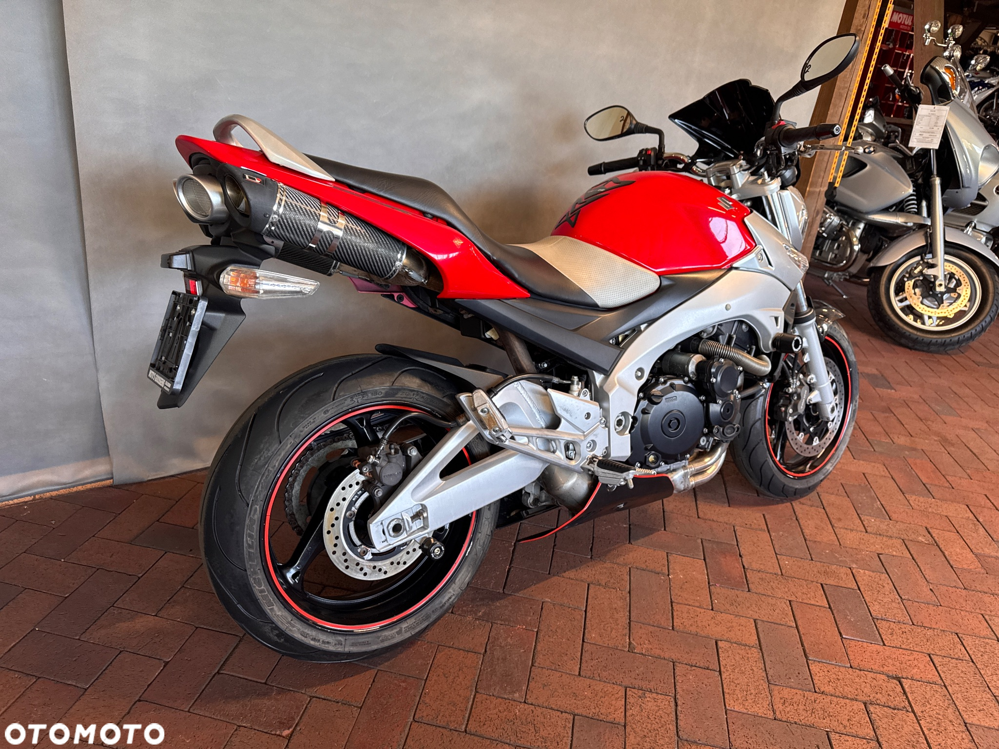 Suzuki GSR - 4