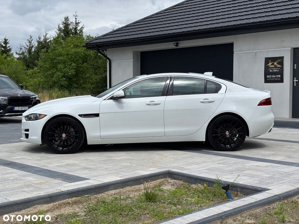 Jaguar XE 2.0 T Prestige - 4