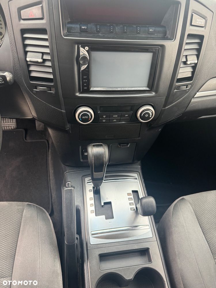 Mitsubishi Pajero - 12