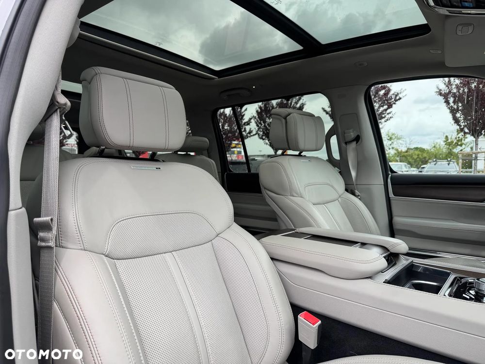 Jeep Grand Wagoneer - 14