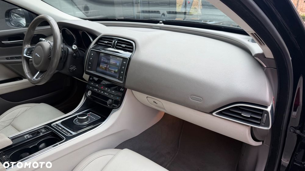 Jaguar XE 2.0 T Prestige - 15