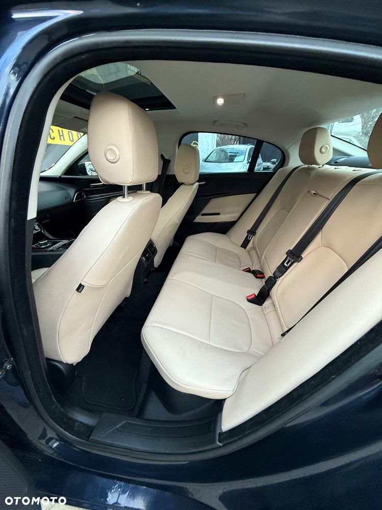 Jaguar XE 2.0 T R-Sport - 15