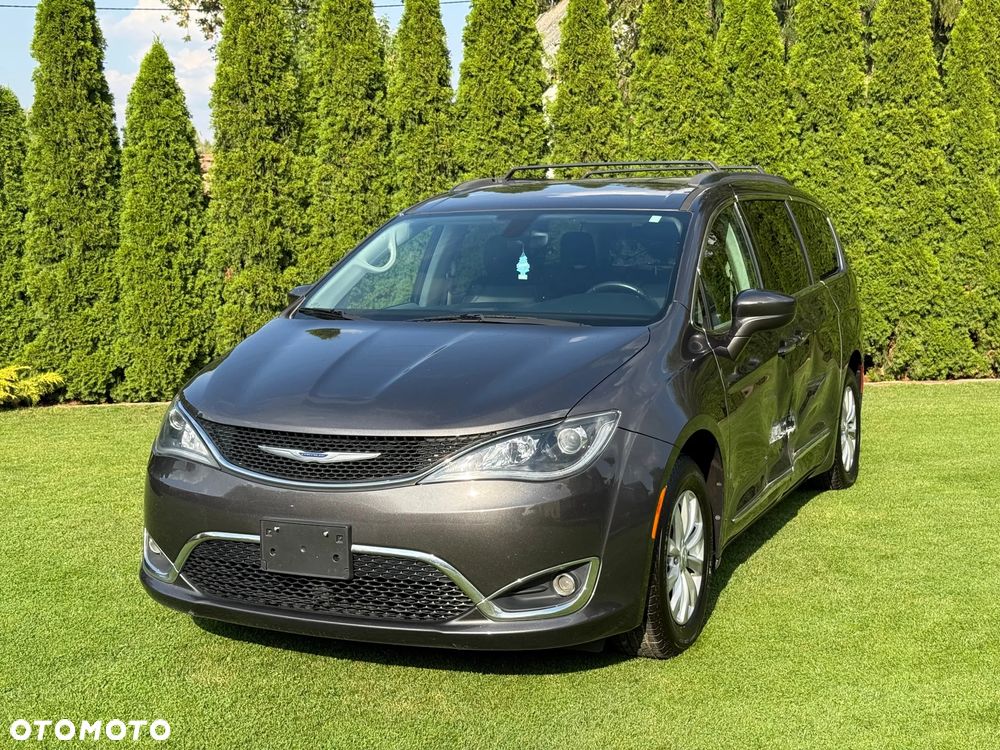 Chrysler Pacifica - 2