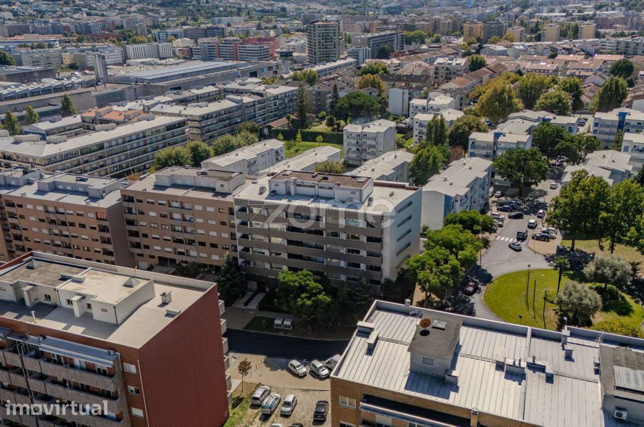 Apartamento T3 c/ Áreas Generosas, Suite e 2 Garagens Fechadas - Br... - Grande imagem: 2/34