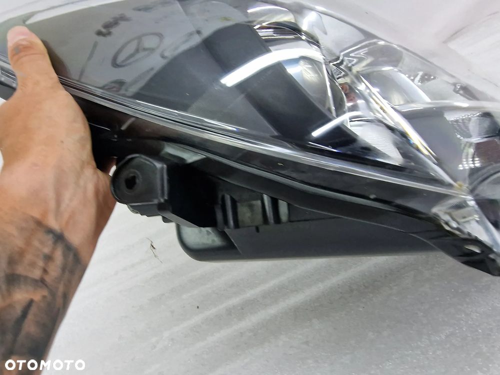 TOYOTA YARIS III 3 LIFT 14- PRAWA LAMPA PRZEDNIA PRZÓD SOCZEWKA , NR AUKCJI LA686 - 11