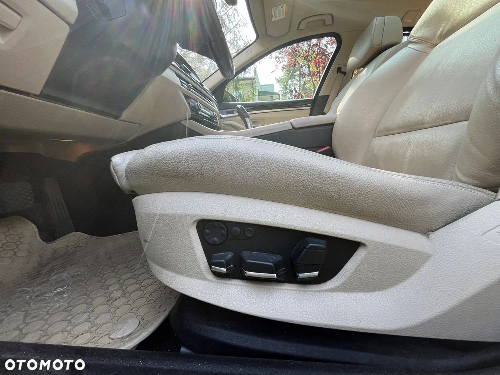 BMW Seria 5 525d xDrive - 11