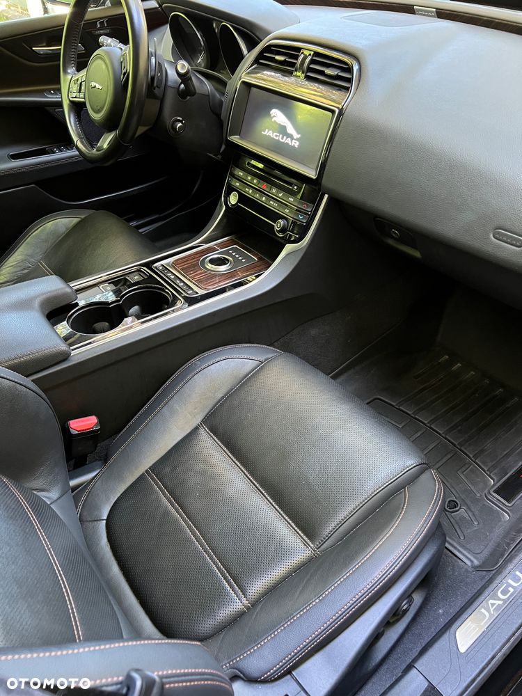 Jaguar XE S - 18