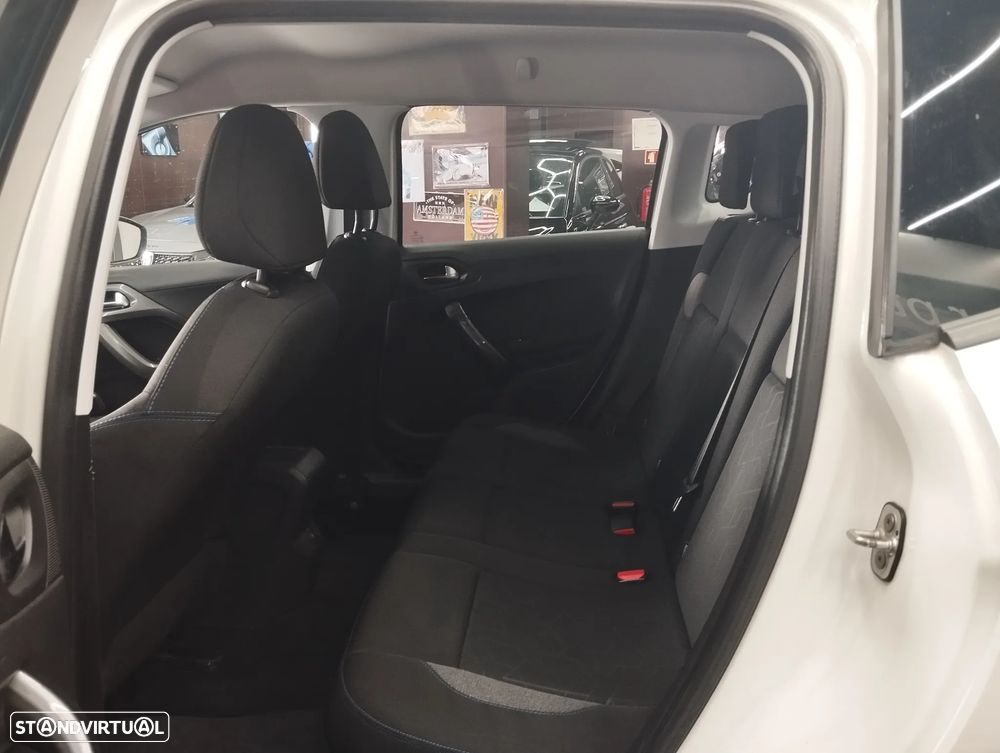 Peugeot 2008 1.2 PureTech Style - 12
