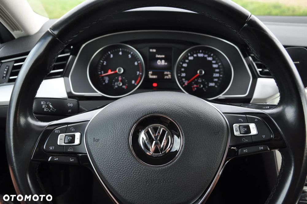 Volkswagen Passat - 12