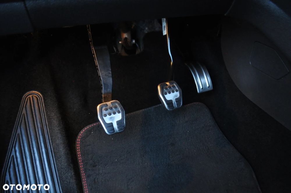 Ford Kuga 2.0 TDCi 2x4 ST-Line - 33