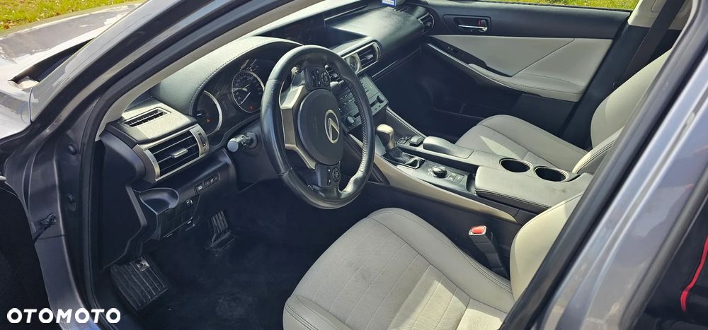 Lexus IS 300h Elegance - 25