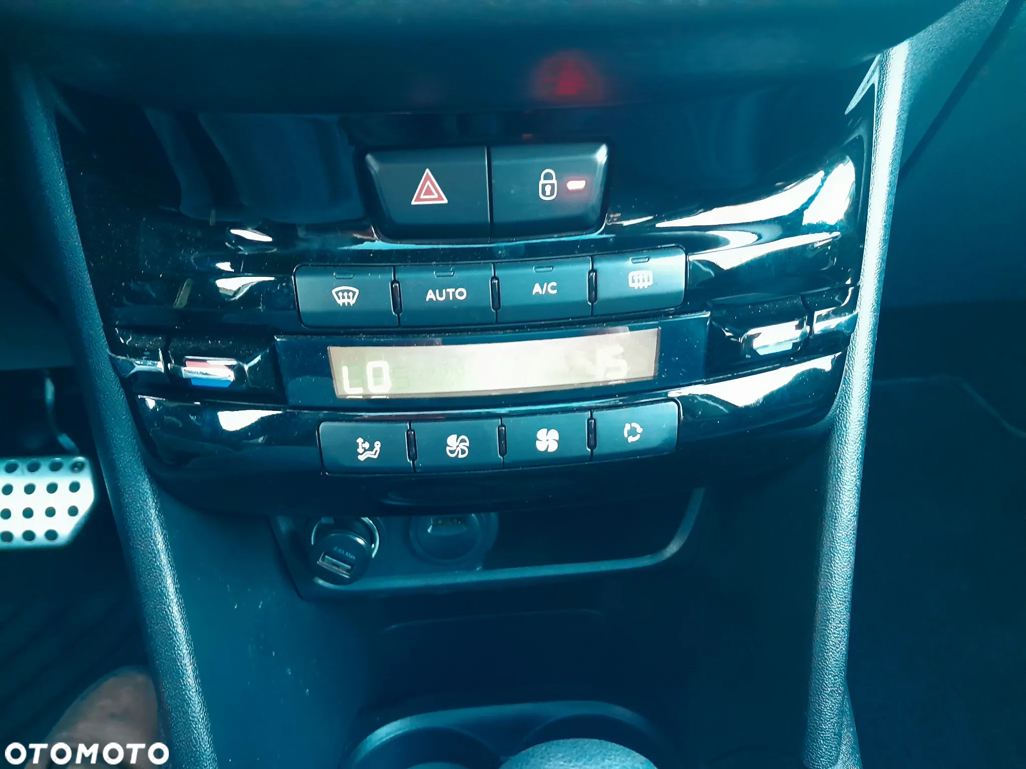 Peugeot 208 - 36