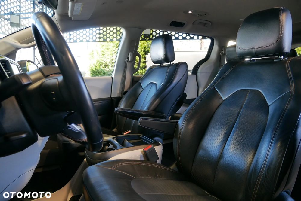 Chrysler Pacifica - 10