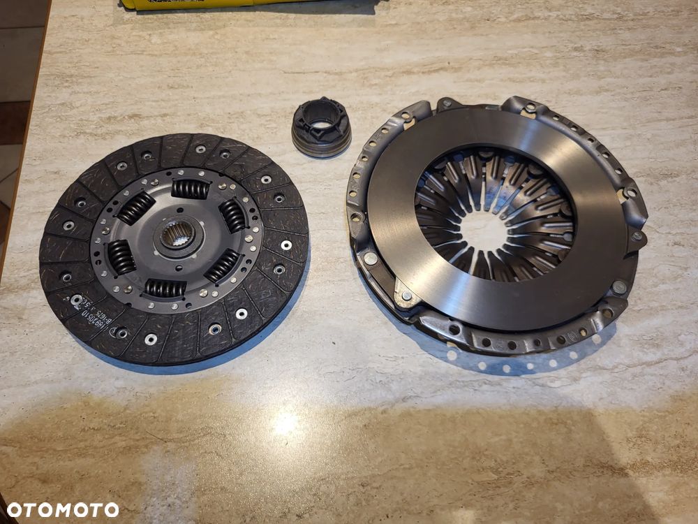 Zestaw sprzęgła z łożyskiem wyciskowym sprzęgło  AUDI 100 C3, A4 B5, A6 C5, A8 D2; VW PASSAT B5, PASSAT B5.5 2.5D 01.90-05.05 - 2