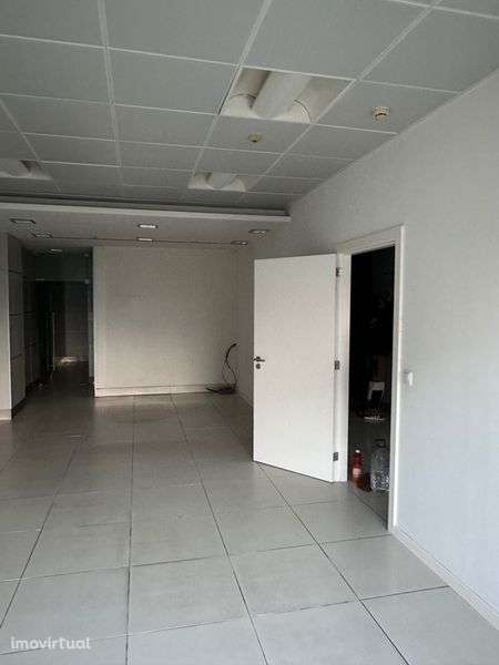 Espaço comercial / Escritórioa / Loja em Vila Meã, Amarante - Grande imagem: 3/12