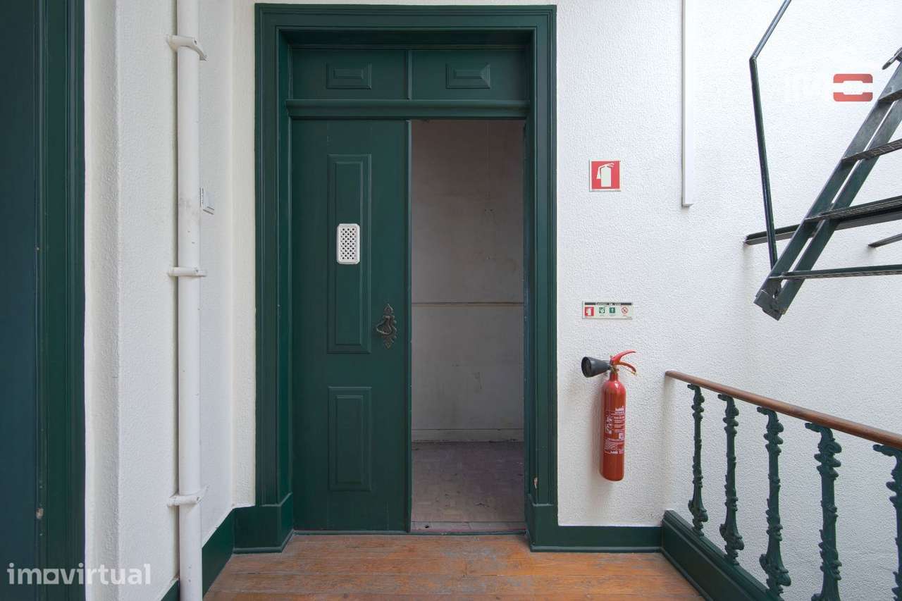 Investimento em Alcântara: T6 em prédio de charme no Largo do Calvário - Grande imagem: 2/39