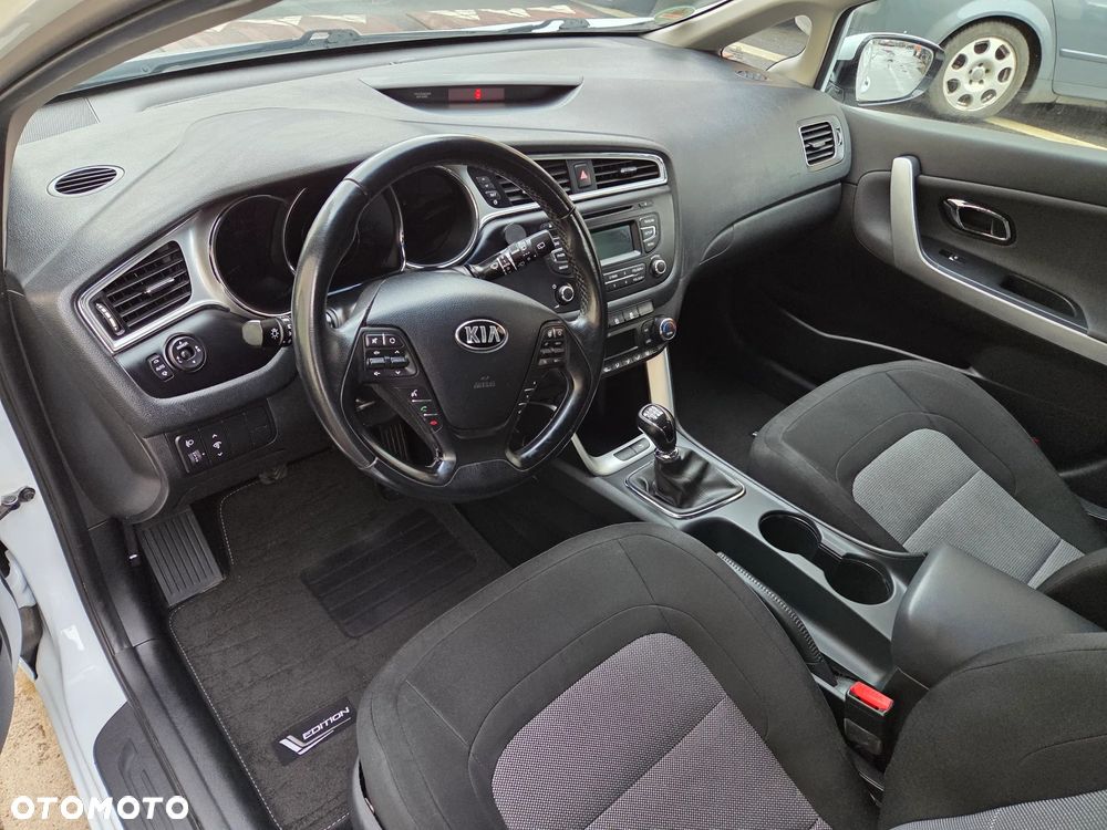 Kia Ceed 1.6 GDI Dream Team Edition - 16