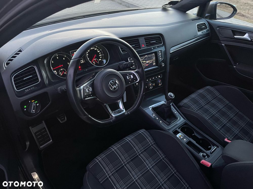 Volkswagen Golf - 17