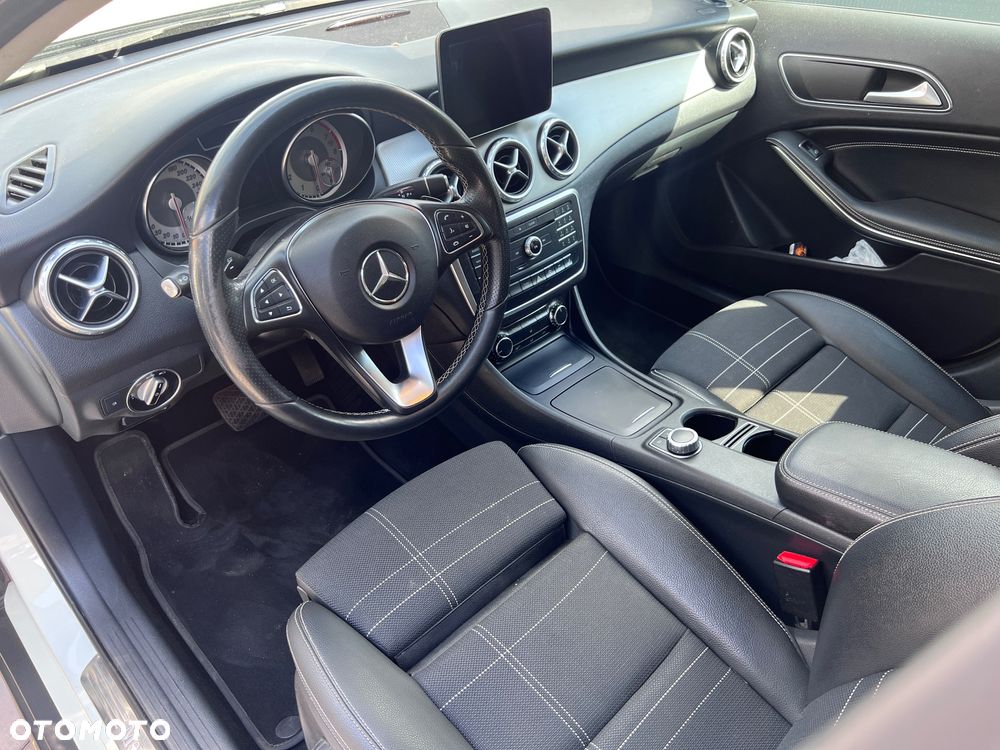 Mercedes-Benz GLA 200 7G-DCT StreetStyle - 17