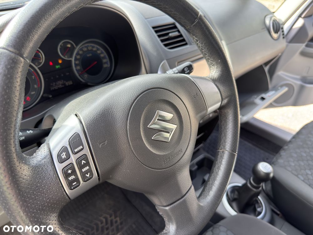 Suzuki SX4 Classic 1.6 VVT 4x4 Comfort - 23