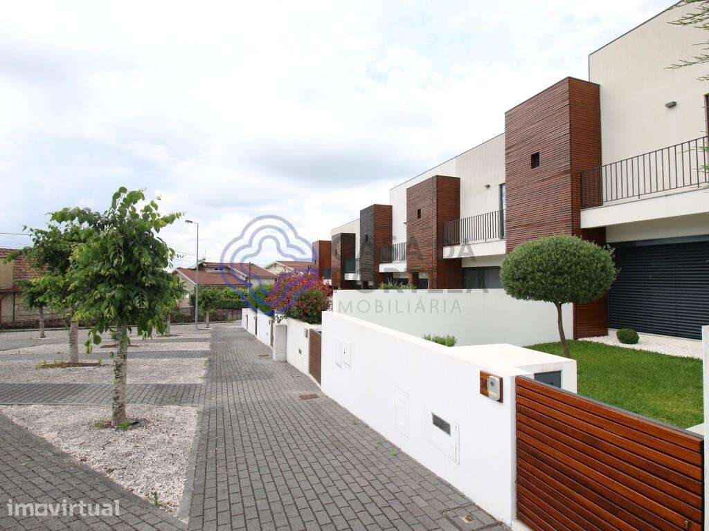 Moradia T4, 3 frentes, painel solar, suite, jardim/terraço, box 40m2, - Grande imagem: 4/48
