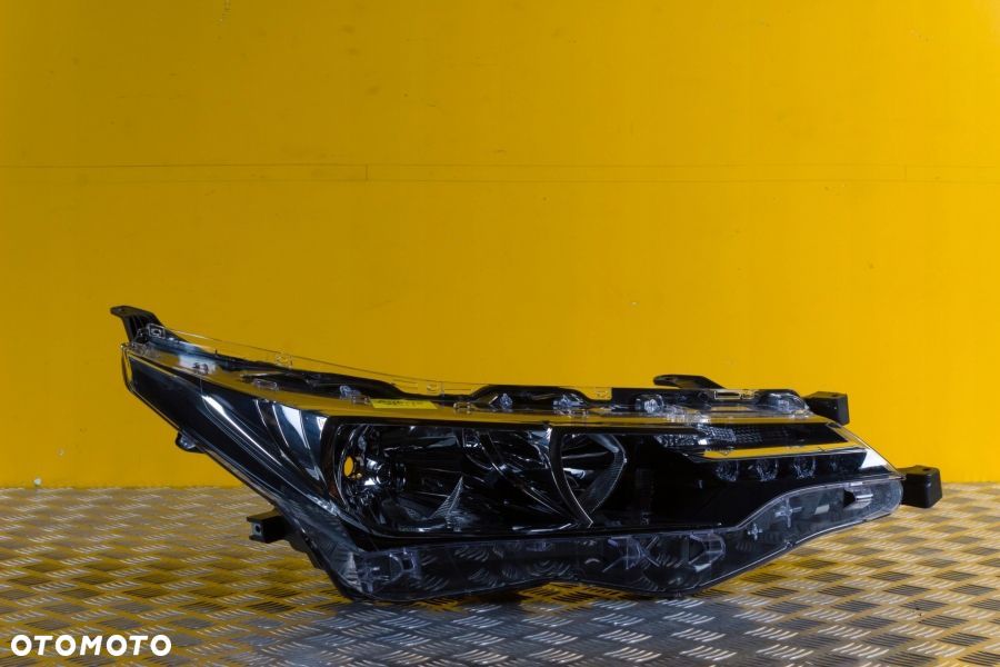 TOYOTA COROLLA E16 E17 2016- REFLEKTOR LAMPA LED R