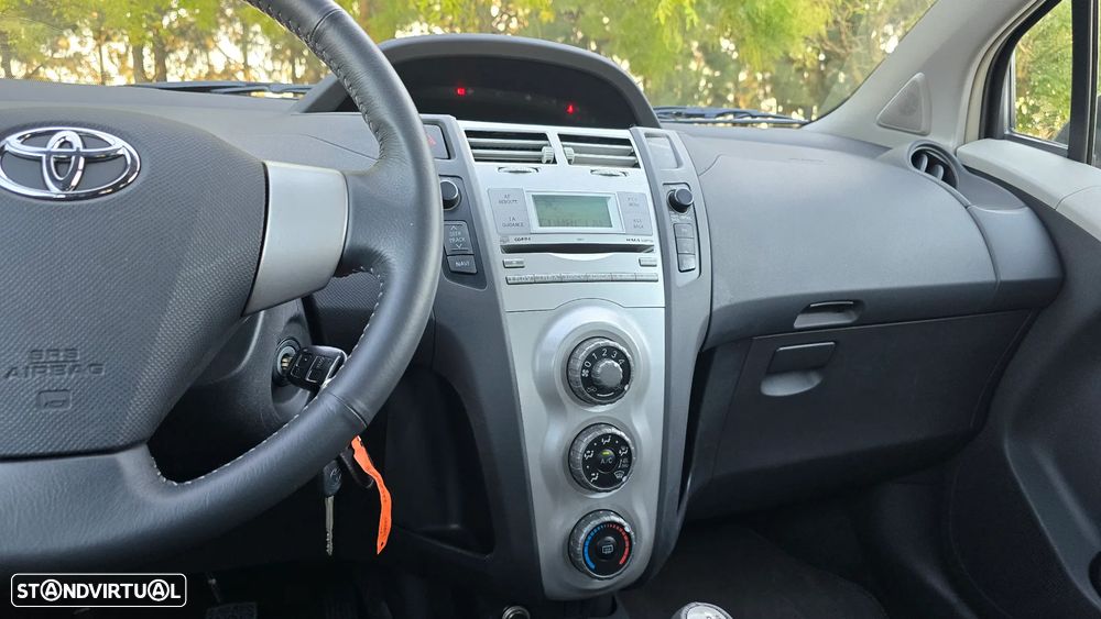 Toyota Yaris 1.0 VVT-i AC Manual - 30