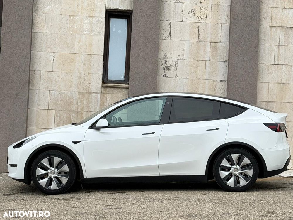 Tesla Model Y - 12