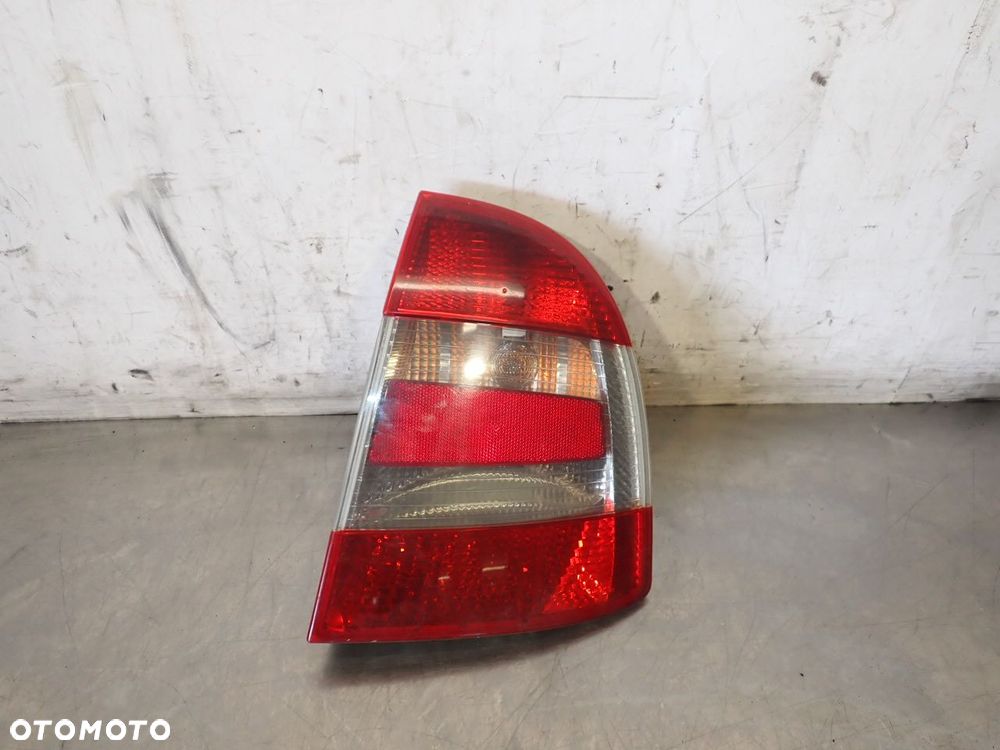 LAMPA PRAWA TYLNA SKODA SUPERB 1.9 3U5945096A - 1