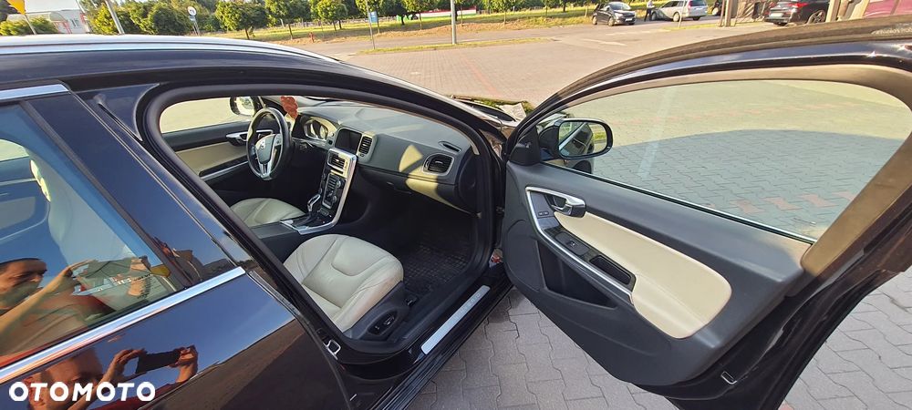 Volvo V60 D6 AWD Plug-in Hybrid R-Design Summum - 10