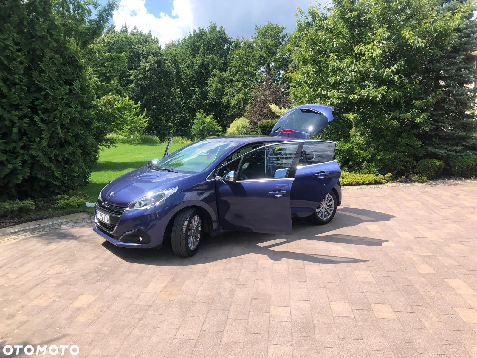 Peugeot 208 - 8
