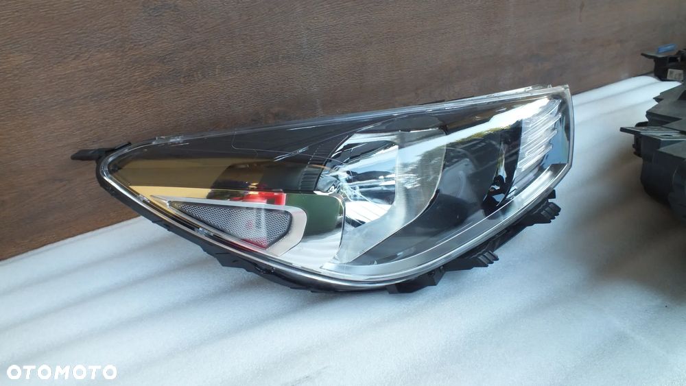 Lampa przednia prawa lewa Kia Rio IV - 2