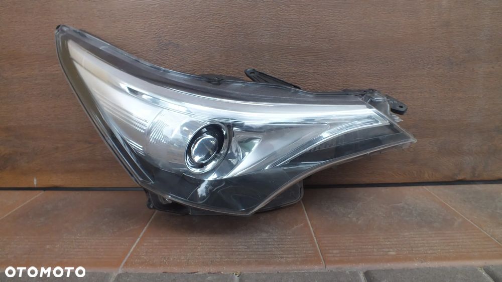 Lampa przednia prawa Toyota Avensis t29 zwykła - 1