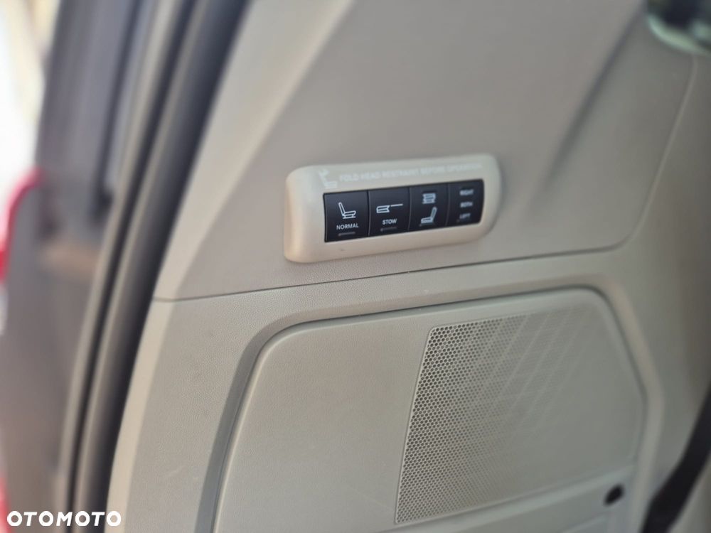 Chrysler Town & Country - 14