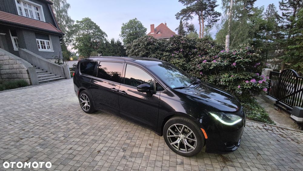 Chrysler Pacifica - 1