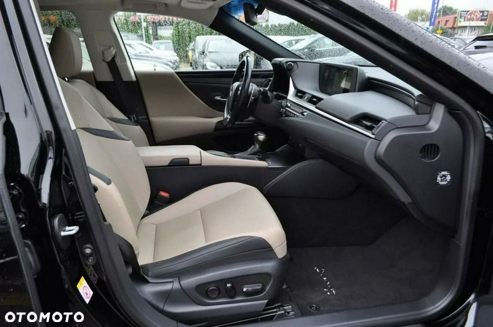 Lexus ES 300h Business Edition + - 33