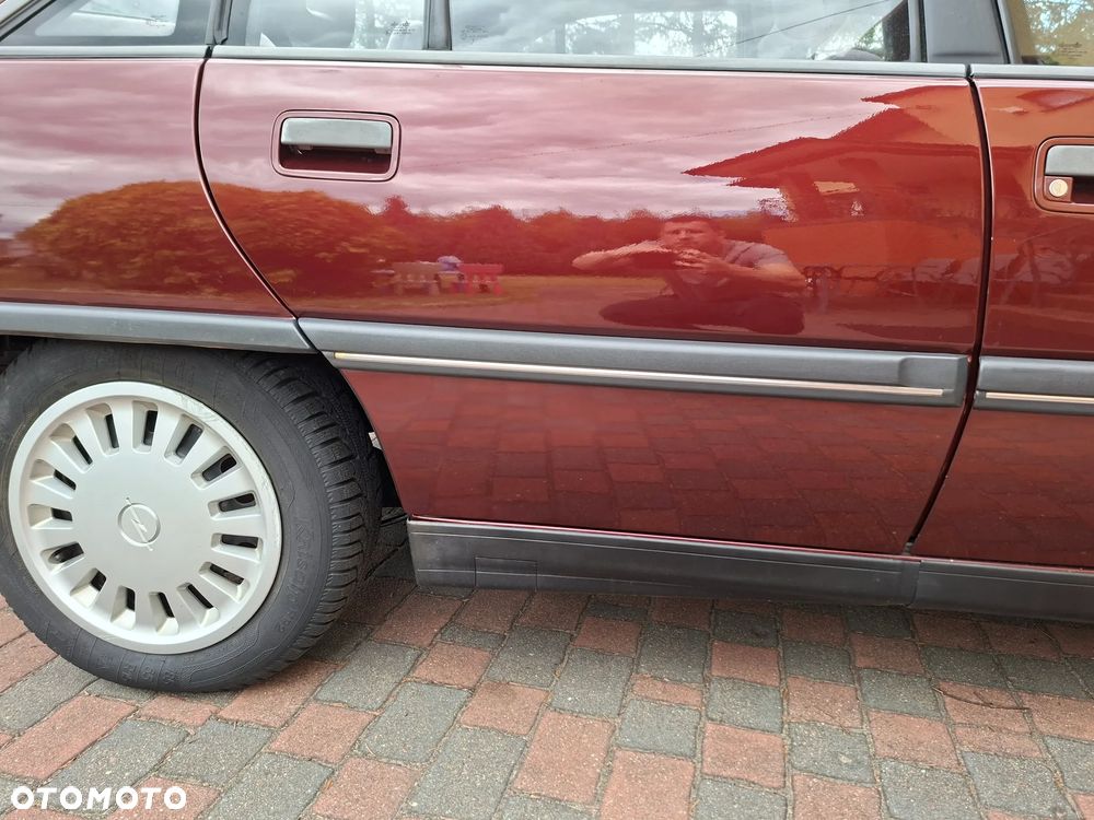 Opel Omega 2.4i GL - 12