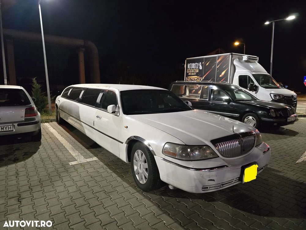 Lincoln Town Car - 3