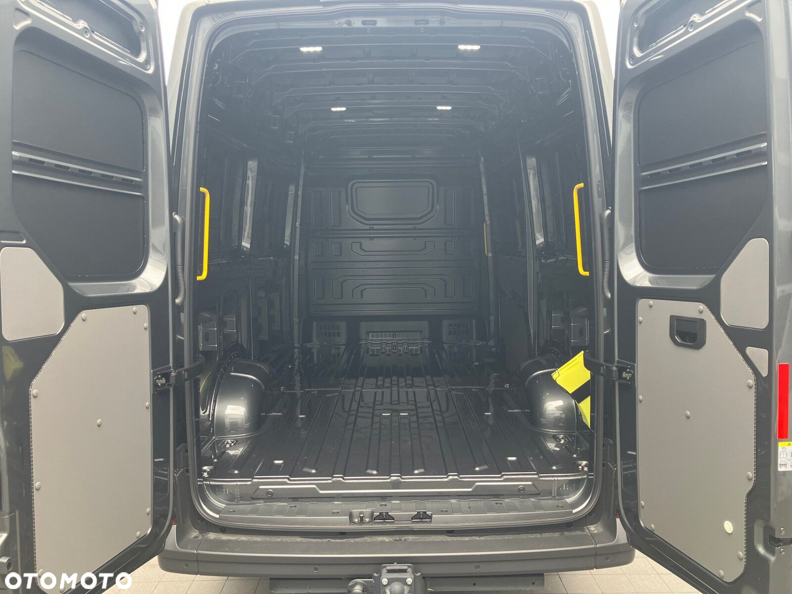Volkswagen Crafter Crafter 35 Furgon, silnik: 2,0 l  130 kW, skrzynia biegów: napęd 4MOTION, automatyczna 8-biegowa rozstaw osi: 3640 mm - 12