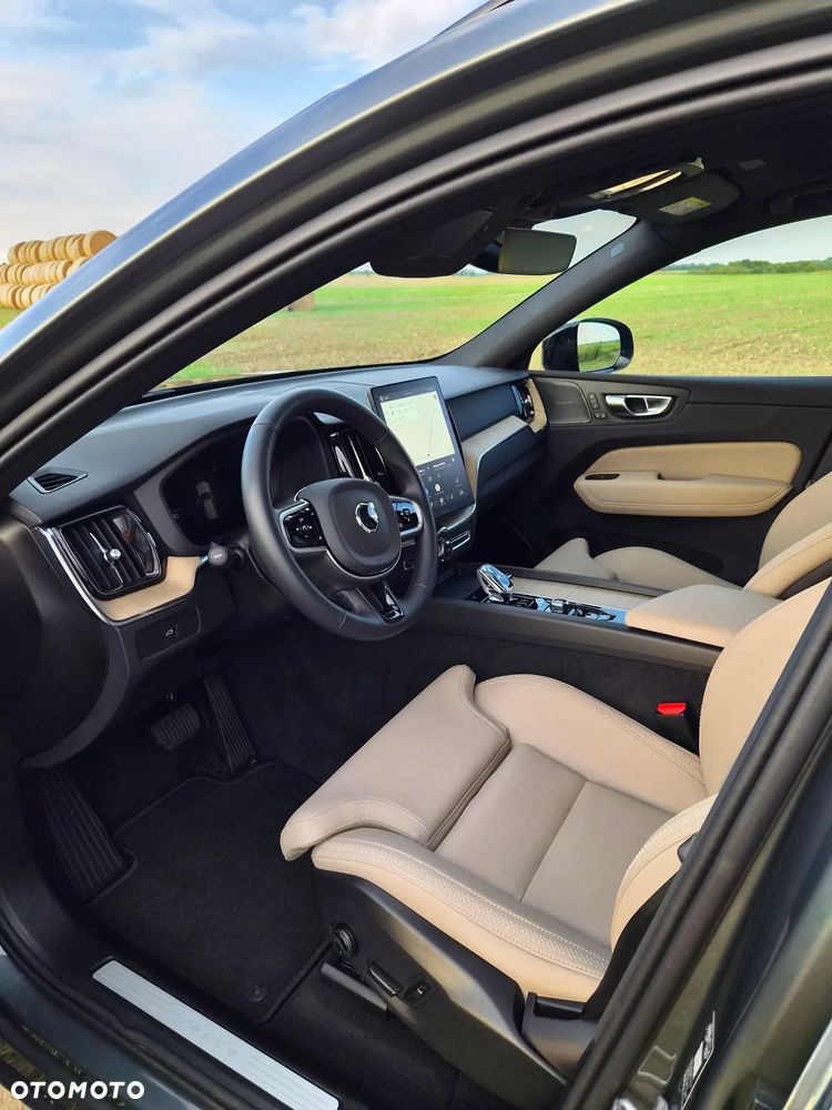 Volvo XC 60 B5 B AWD Plus Dark - 2