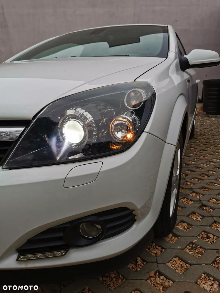 Opel Astra 1.6 Black&White - 27